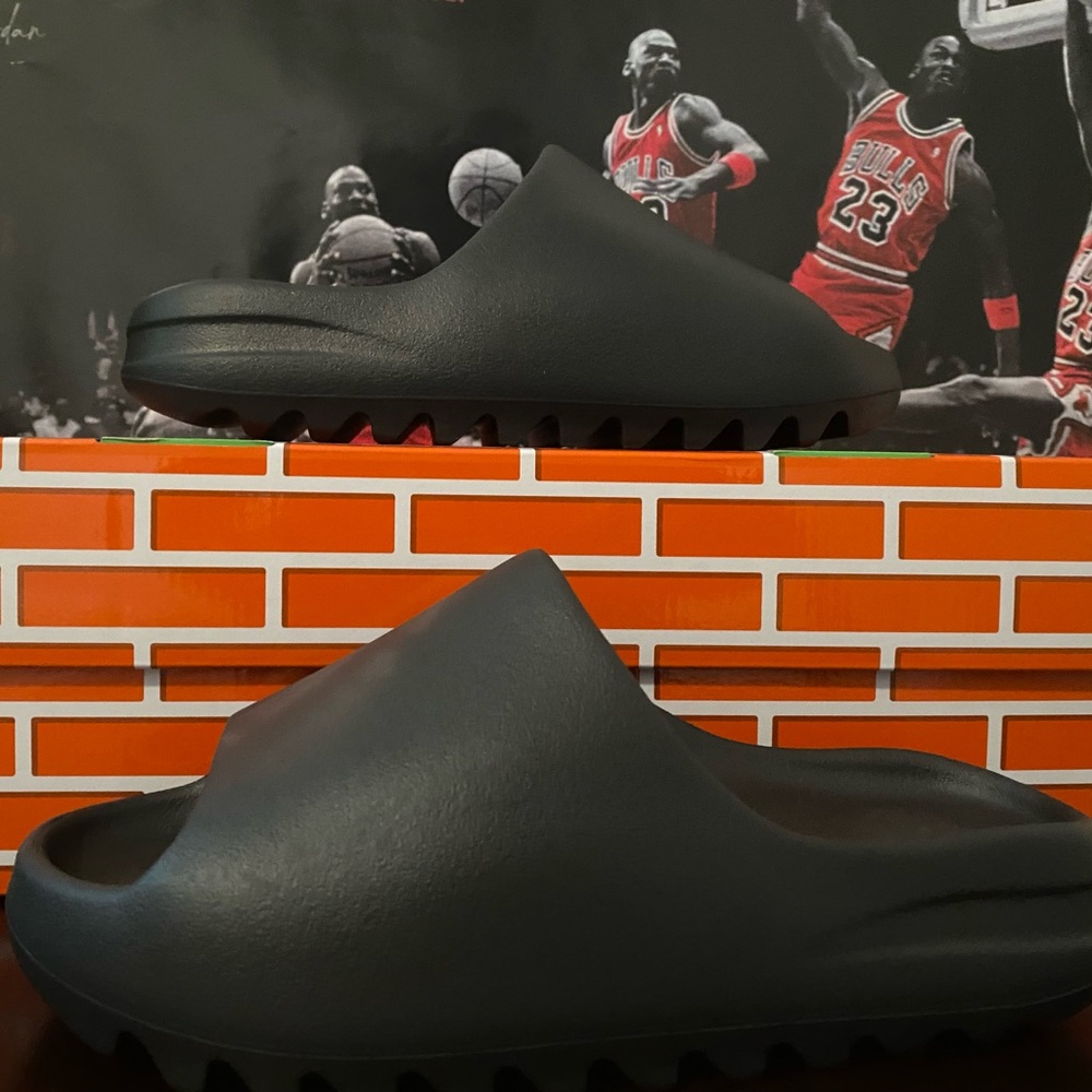 BRAND NEW Adidas Yeezy Slide Onyx (HQ6448)